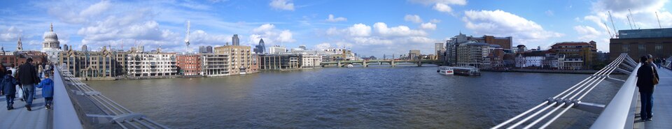 Die Londoner Millennium Bridge, eine flache Fu&szlig;g&auml;ngerbr&uuml;cke &uuml;ber die Themse.