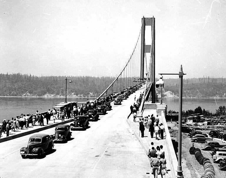 Die Tacoma-Narrows-Br&uuml;cke im US-Bundesstaat Washington, eine schlanke H&auml;ngebr&uuml;cke &uuml;ber dem Meeresarm.